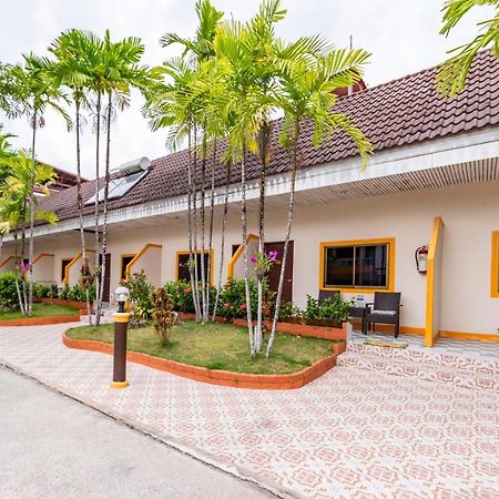 Coconut Resort Hotel Patong Exterior foto